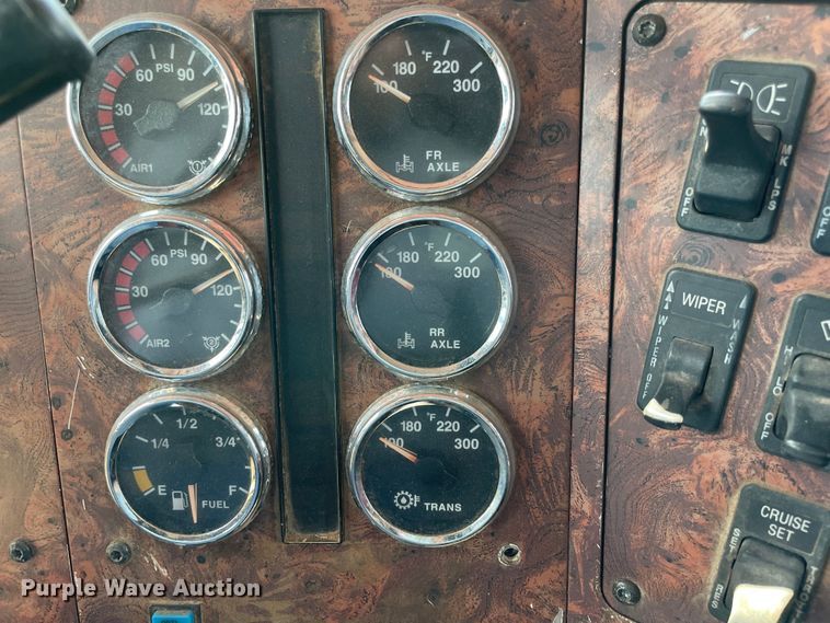 image for item MR9323 1998 International 9400  semi truck