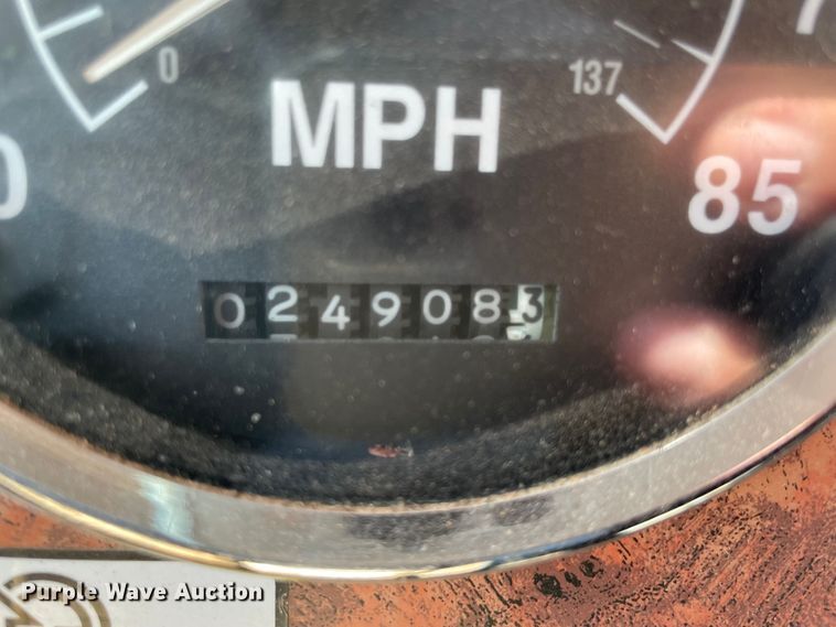 image for item MR9323 1998 International 9400  semi truck