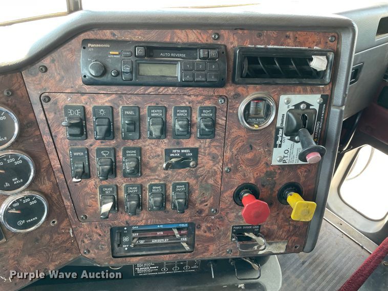 image for item MR9323 1998 International 9400  semi truck