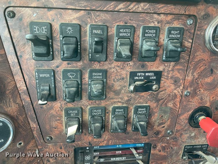 image for item MR9323 1998 International 9400  semi truck