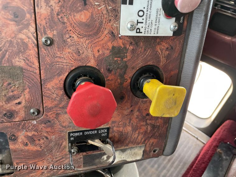 image for item MR9323 1998 International 9400  semi truck