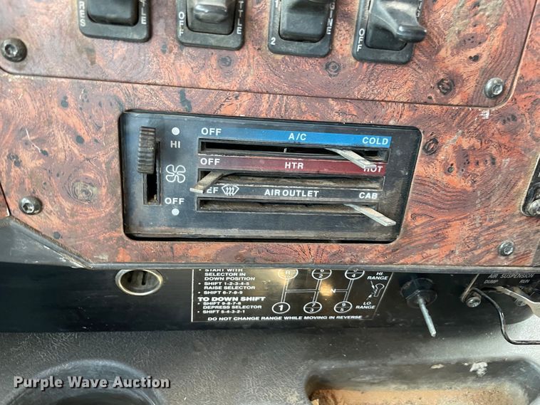 image for item MR9323 1998 International 9400  semi truck