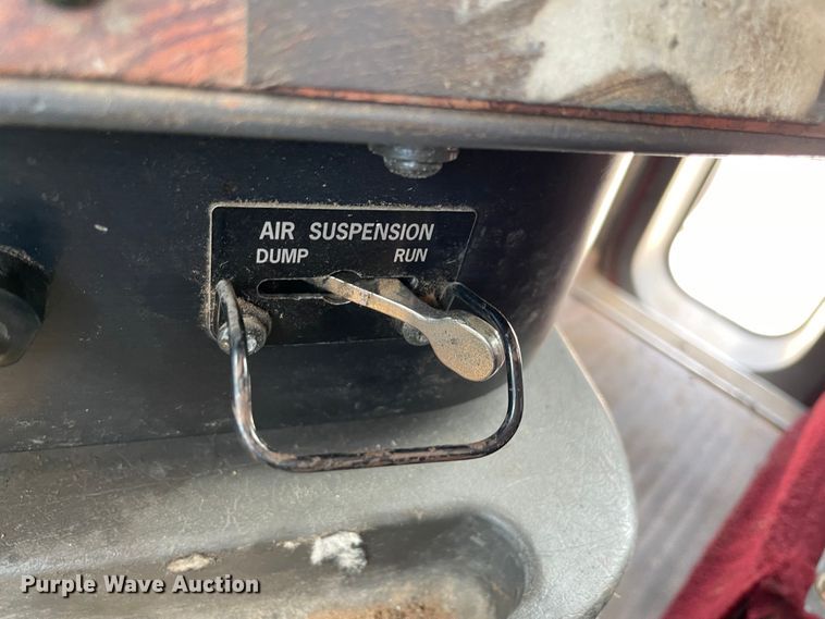 image for item MR9323 1998 International 9400  semi truck