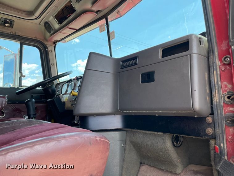 image for item MR9323 1998 International 9400  semi truck