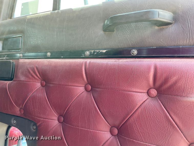 image for item MR9323 1998 International 9400  semi truck