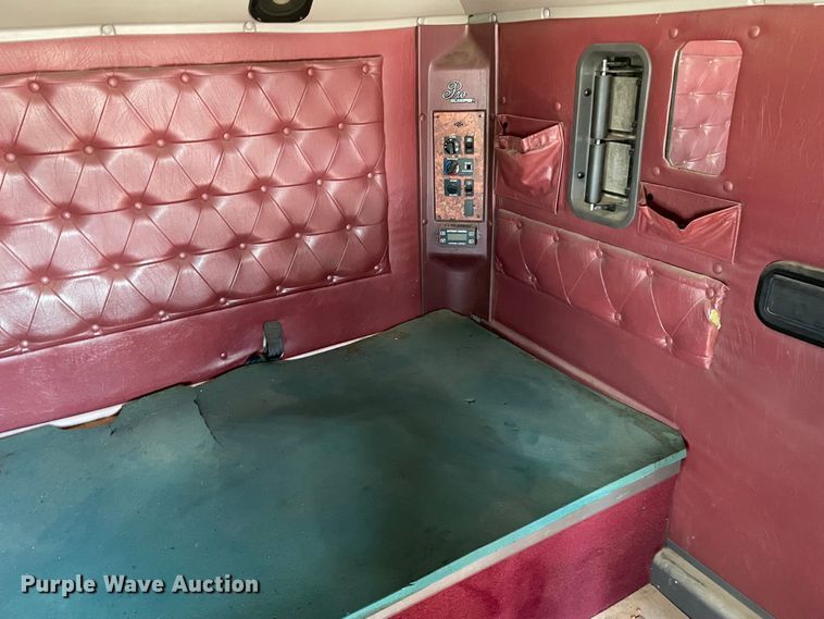 image for item MR9323 1998 International 9400  semi truck