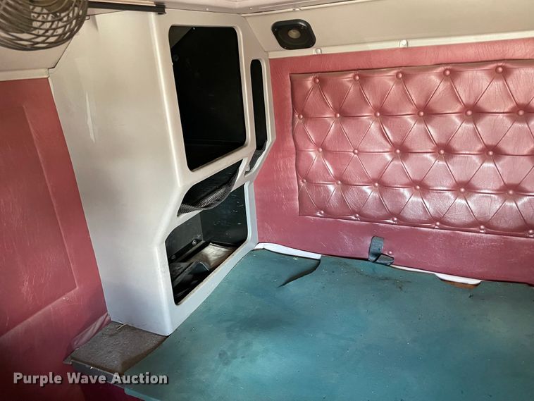 image for item MR9323 1998 International 9400  semi truck