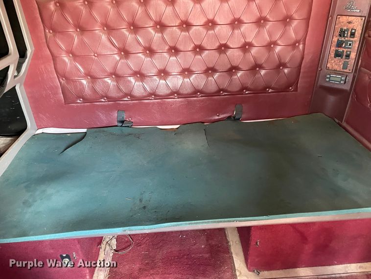 image for item MR9323 1998 International 9400  semi truck