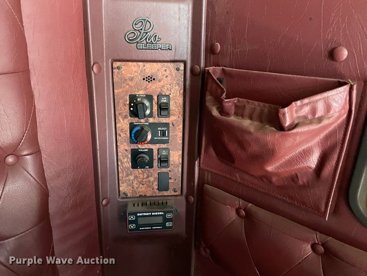 image for item MR9323 1998 International 9400  semi truck