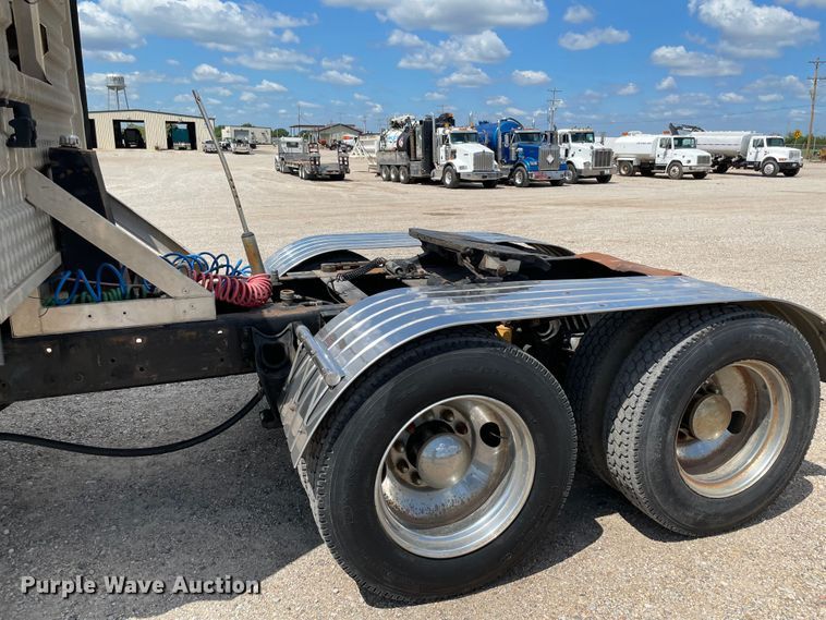 image for item MR9323 1998 International 9400  semi truck