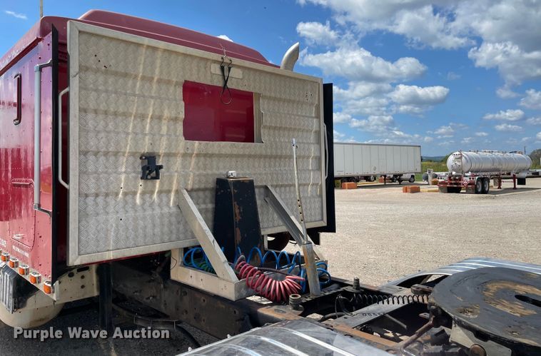 image for item MR9323 1998 International 9400  semi truck