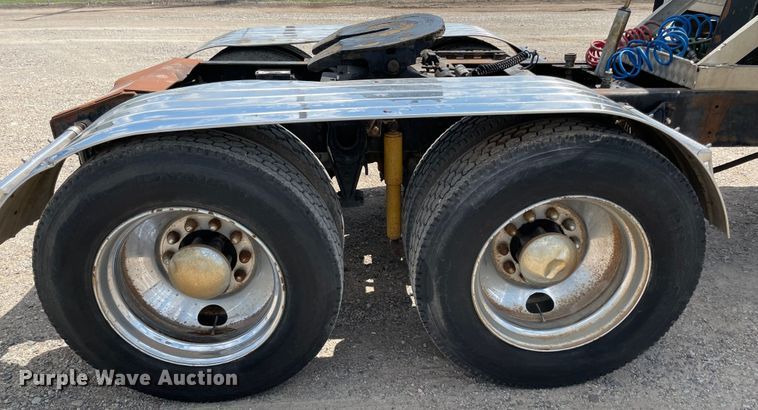 image for item MR9323 1998 International 9400  semi truck