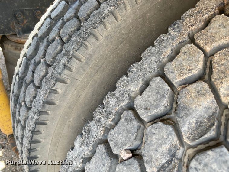 image for item MR9323 1998 International 9400  semi truck