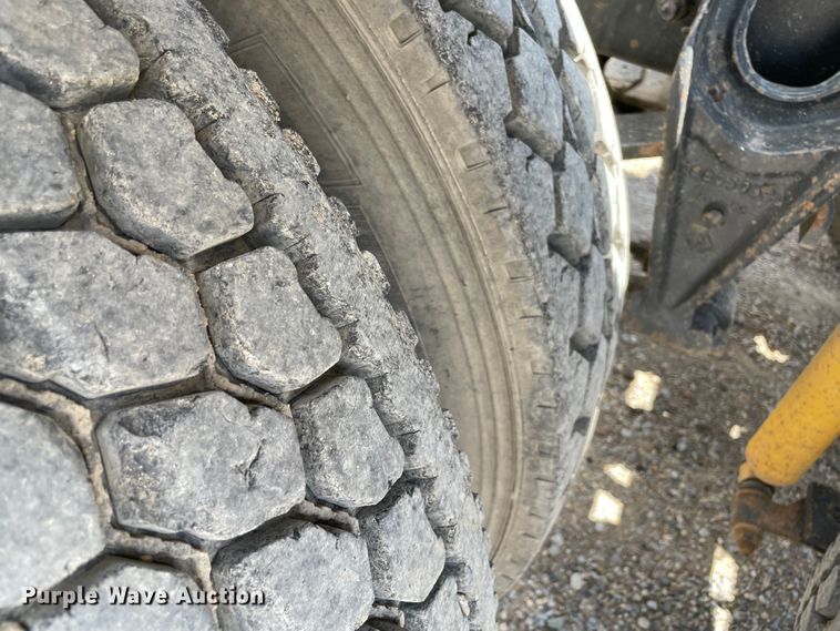 image for item MR9323 1998 International 9400  semi truck