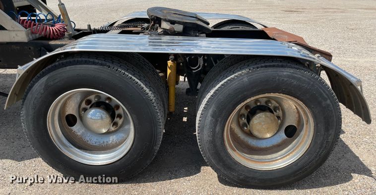 image for item MR9323 1998 International 9400  semi truck