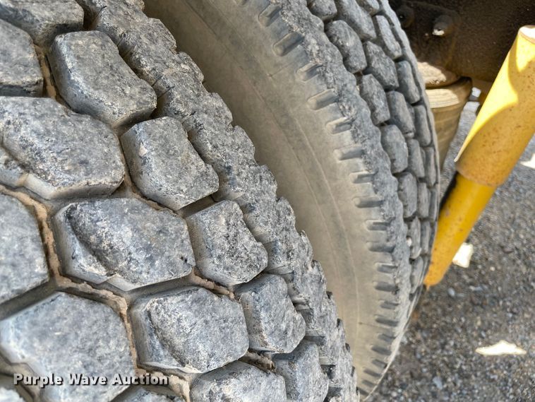 image for item MR9323 1998 International 9400  semi truck