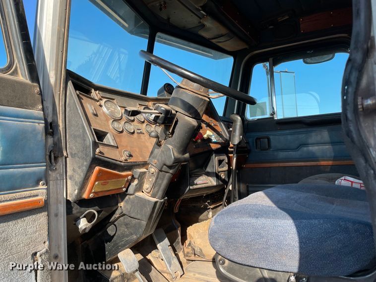 image for item MR9412 1994 Peterbilt 377  dump truck