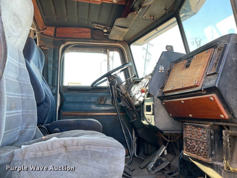 image for item MR9412 1994 Peterbilt 377  dump truck