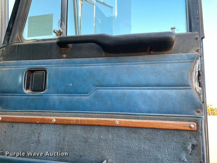 image for item MR9412 1994 Peterbilt 377  dump truck