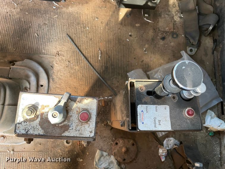 image for item MR9413 1998 Peterbilt 377  dump truck