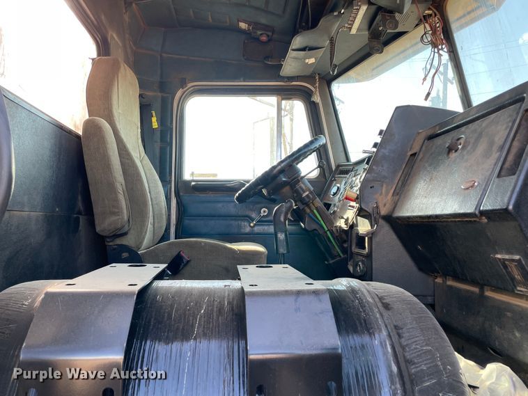 image for item MR9413 1998 Peterbilt 377  dump truck