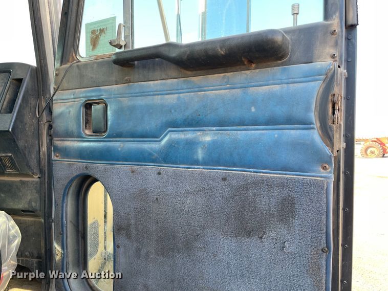 image for item MR9413 1998 Peterbilt 377  dump truck