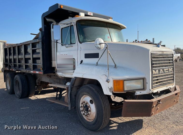 image for item MR9415 2000 Mack CH613  dump truck