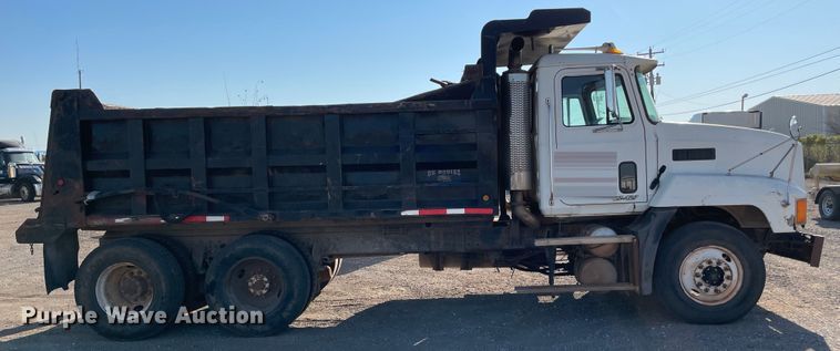 image for item MR9415 2000 Mack CH613  dump truck