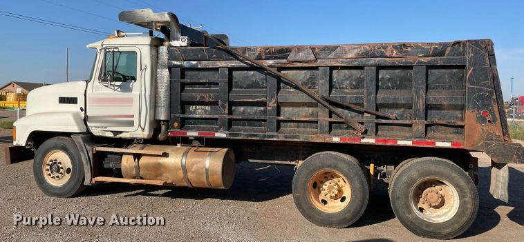 image for item MR9415 2000 Mack CH613  dump truck