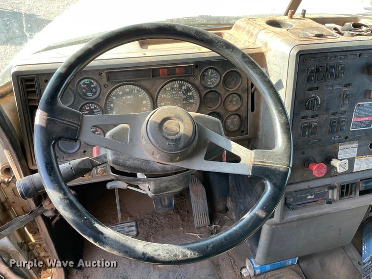 image for item MR9415 2000 Mack CH613  dump truck