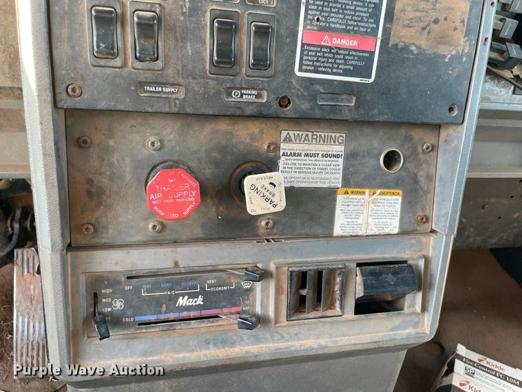 image for item MR9415 2000 Mack CH613  dump truck