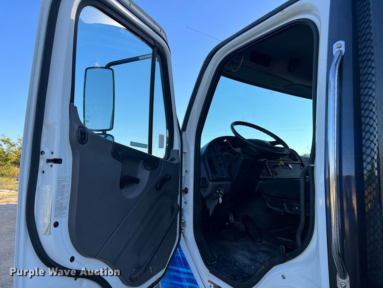 image for item MR9915 2015 Freightliner Business Class M2  flatbed truck