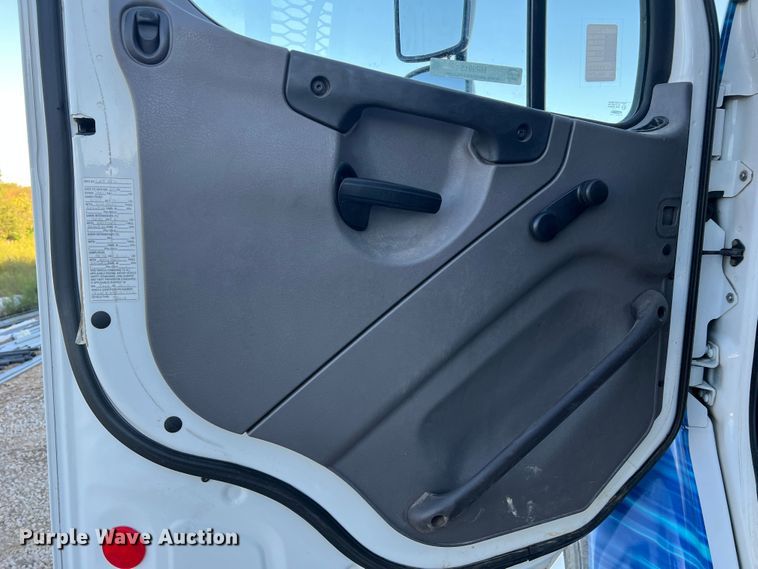 image for item MR9915 2015 Freightliner Business Class M2  flatbed truck