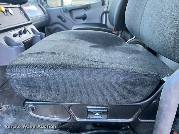 image for item MR9915 2015 Freightliner Business Class M2  flatbed truck