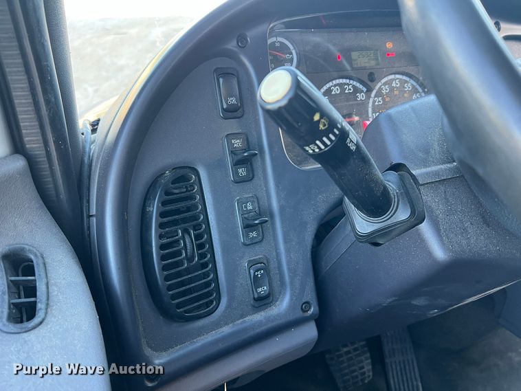 image for item MR9915 2015 Freightliner Business Class M2  flatbed truck