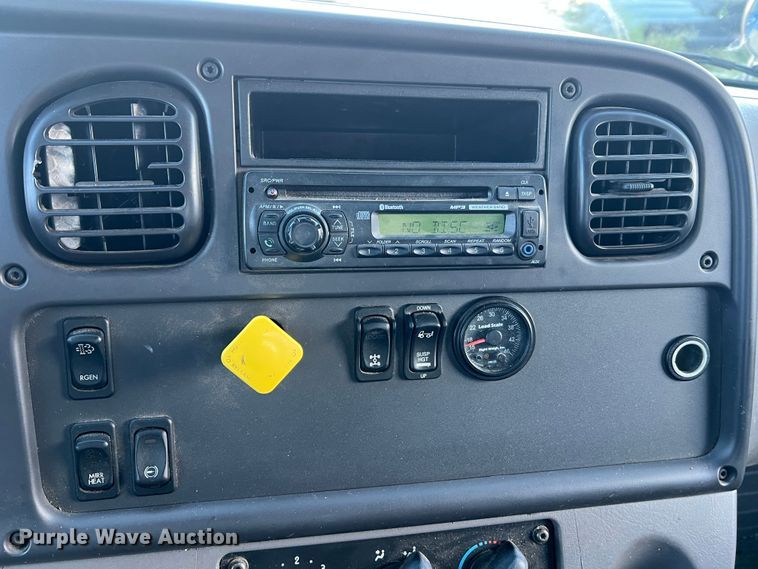 image for item MR9915 2015 Freightliner Business Class M2  flatbed truck