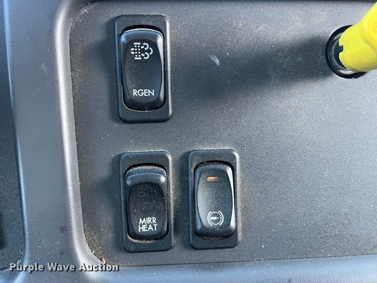 image for item MR9915 2015 Freightliner Business Class M2  flatbed truck