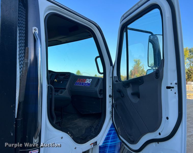 image for item MR9915 2015 Freightliner Business Class M2  flatbed truck