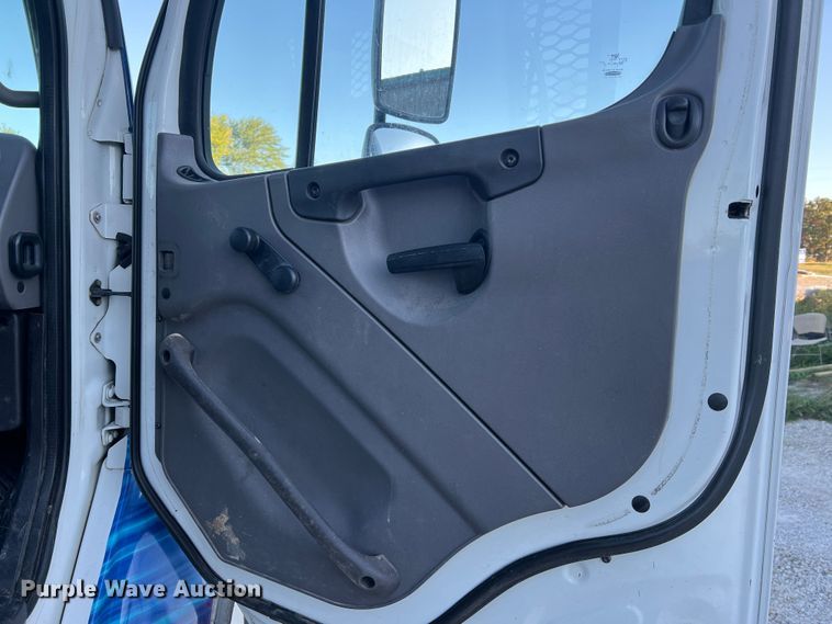 image for item MR9915 2015 Freightliner Business Class M2  flatbed truck