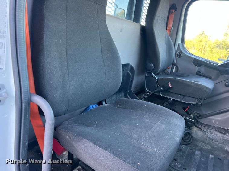 image for item MR9915 2015 Freightliner Business Class M2  flatbed truck