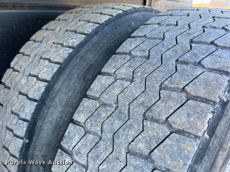 image for item MR9915 2015 Freightliner Business Class M2  flatbed truck