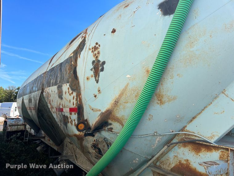 image for item MR9940 1978 Freuhauf  pneumatic dry bulk trailer