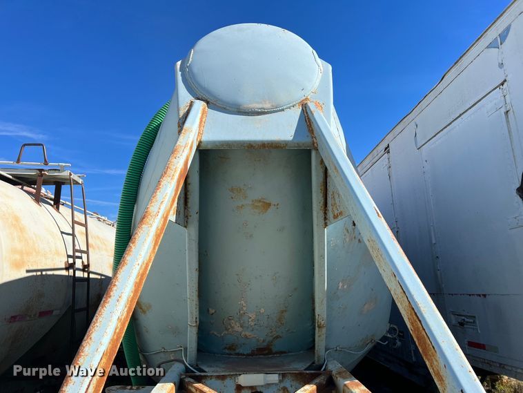 image for item MR9940 1978 Freuhauf  pneumatic dry bulk trailer