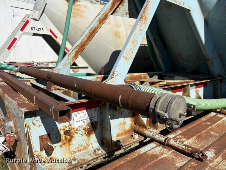 image for item MR9940 1978 Freuhauf  pneumatic dry bulk trailer