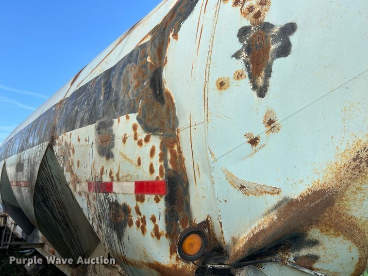 image for item MR9940 1978 Freuhauf  pneumatic dry bulk trailer