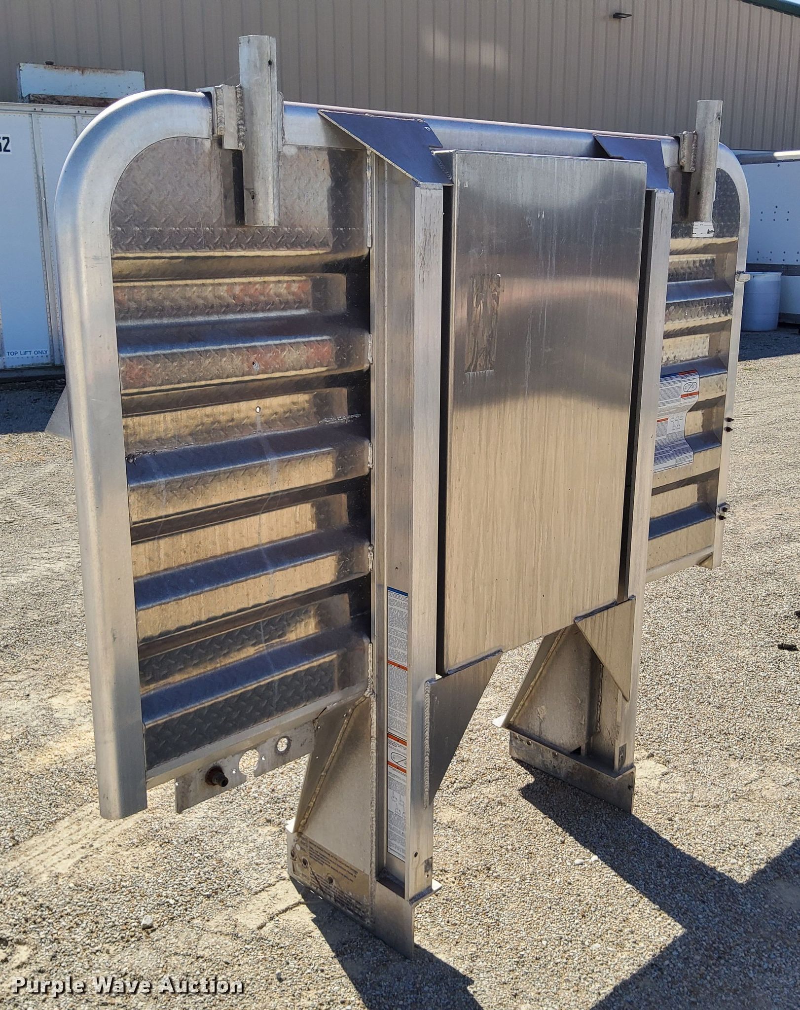 (2) Merritt headache racks in Alma, KS | Item DN6885 sold | Purple Wave
