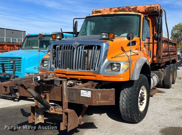 image for item DC6176 2004 International 7600  dump truck