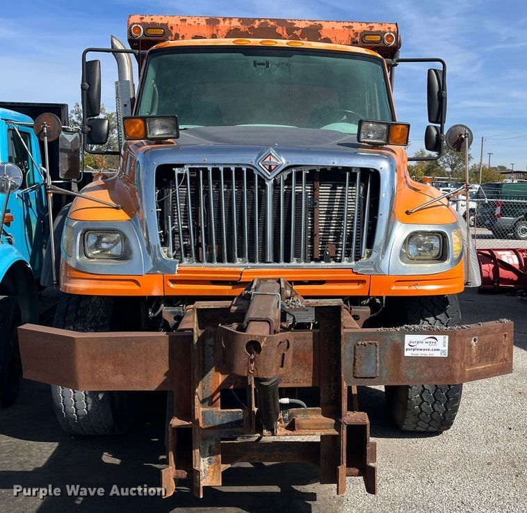 image for item DC6176 2004 International 7600  dump truck