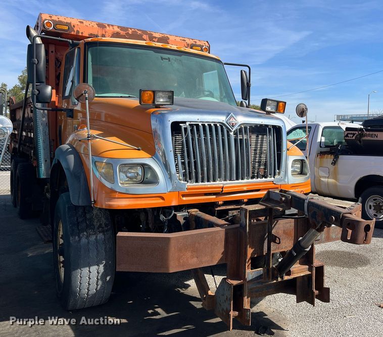 image for item DC6176 2004 International 7600  dump truck