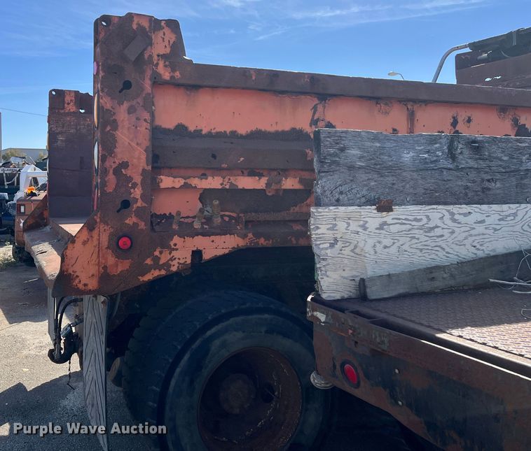 image for item DC6176 2004 International 7600  dump truck